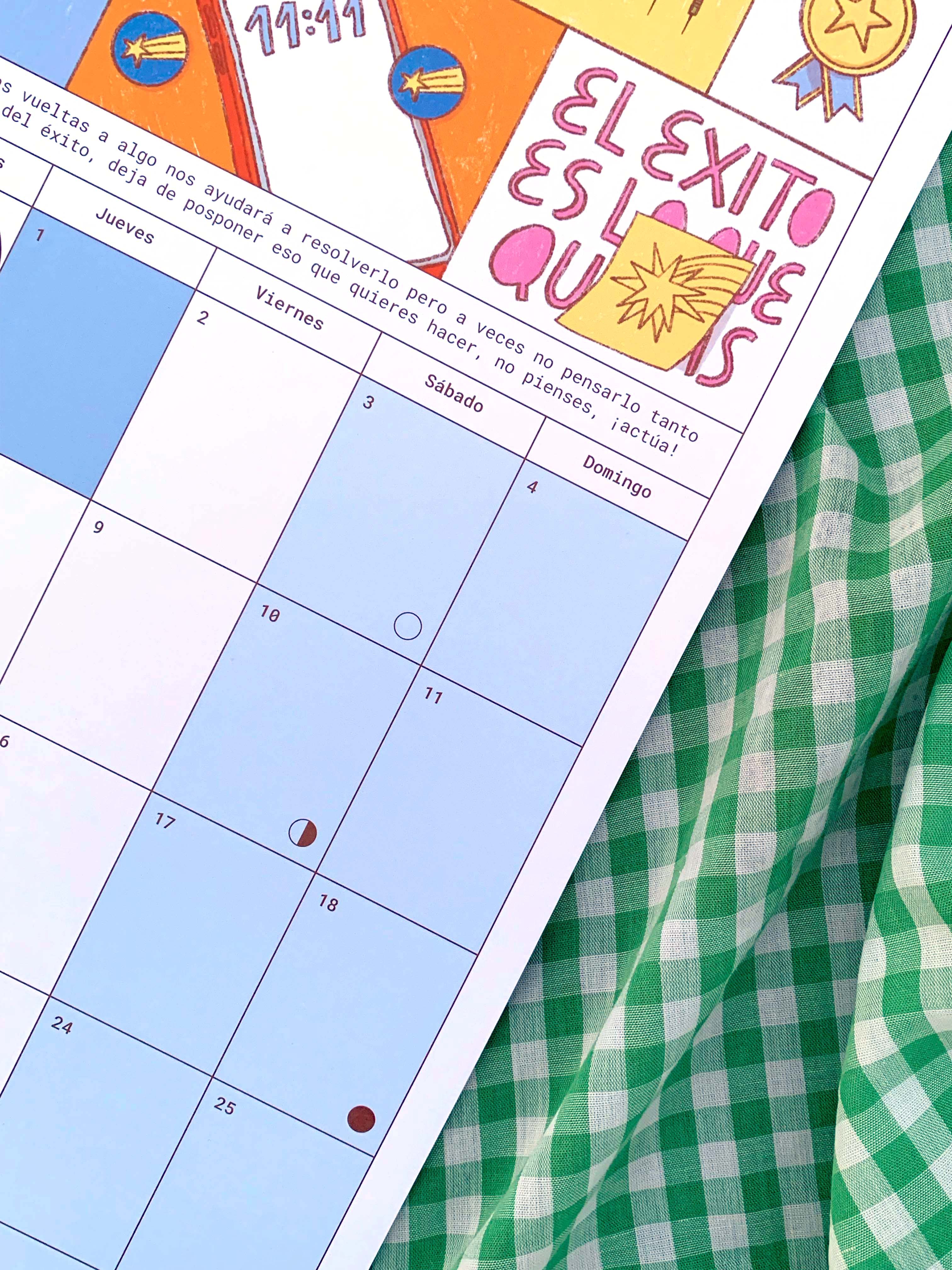 Calendario Candelario colocado sobre una mesa